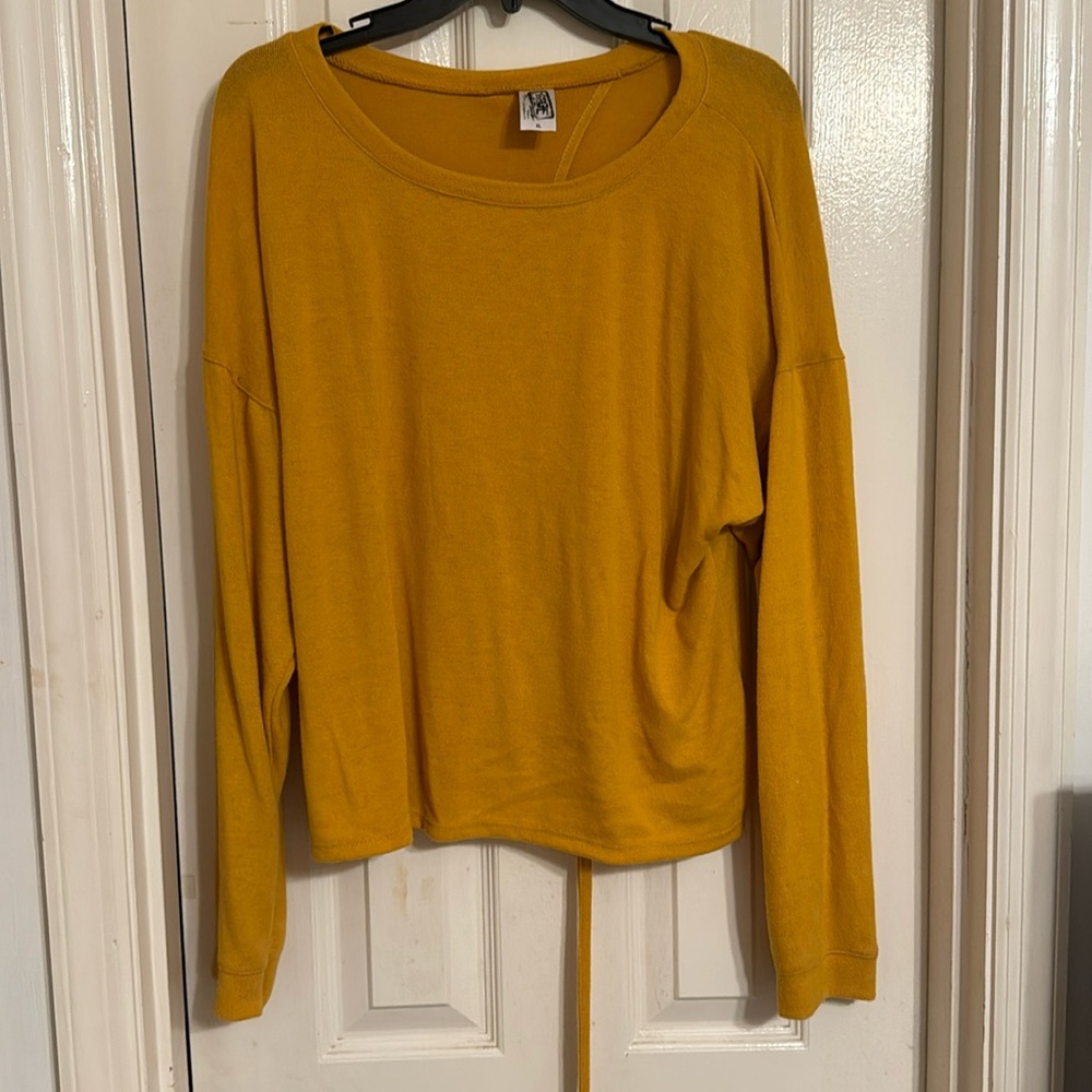 Yellow thin sweater.